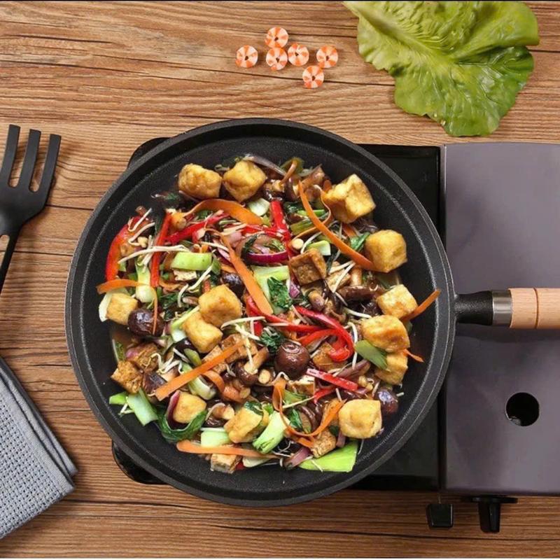  Chảo gang chống dính đúc nguyên khối đáy phẳng size 20cm tay cầm gỗ cách nhiệt đổ bánh xèo nướng thịt ốp trứng tiện dụng 