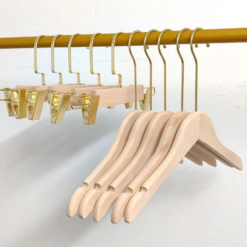 móc gỗ mộc không sơn đầu móc mạ vàng xoay được 360°, chuyên dùng cho shop thời trang,... 2