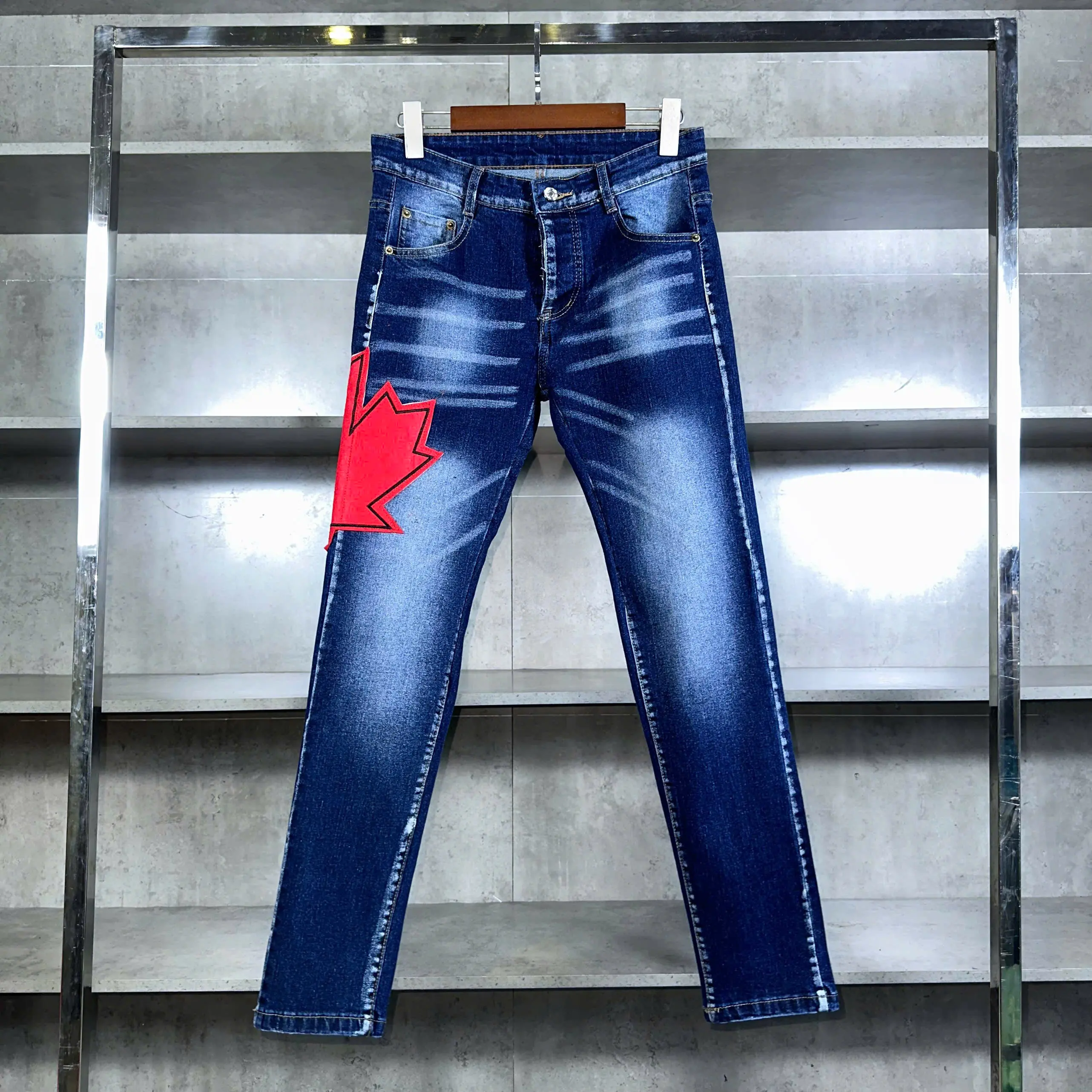 quần jeans nam xanh trơn lá sườn đùi to phối chữ sau bốn cúc