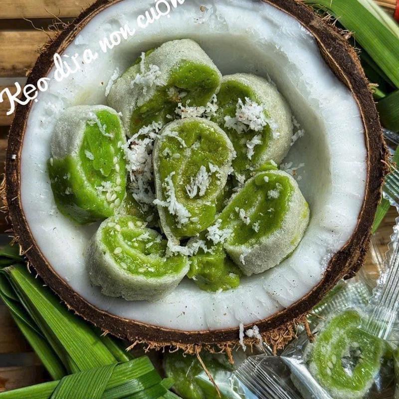 KẸO DỪA NON LÁ DỨA CUỘN BÁNH PHỒNG