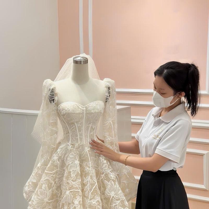 Đầm ren tay dài màu trắng kem 3 lớp có kèm mút ngực  Size ML Women Nữ Voi Dress Sen Voan. 5
