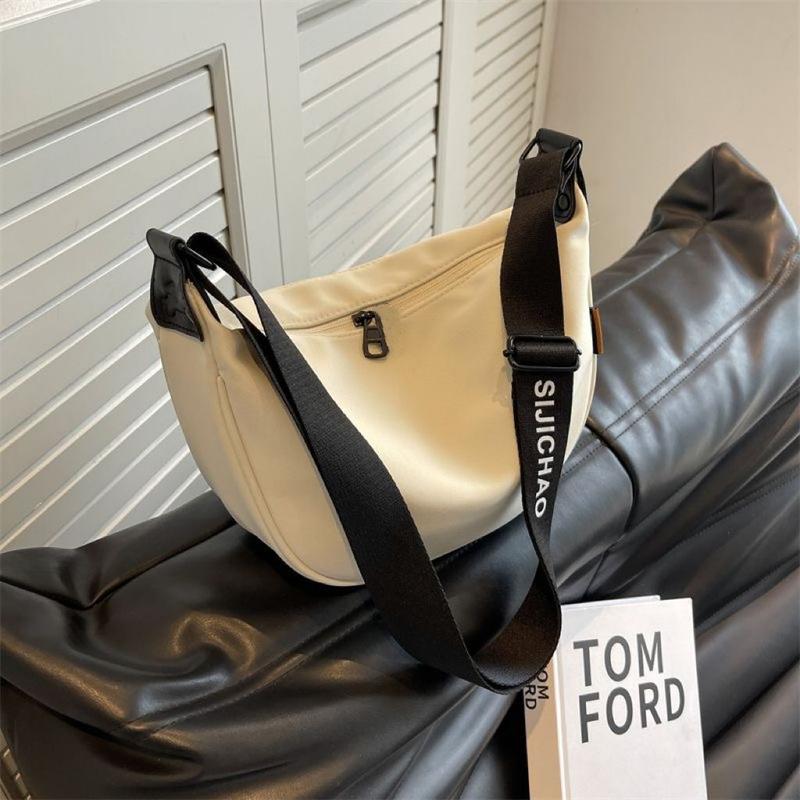 Product Introduction of Ethnic Style Messenger Bag Underarm Bag Selenodont Bag Dumpling Bag Large Capacity Japanese and Korean Style 2024 New Casual 6