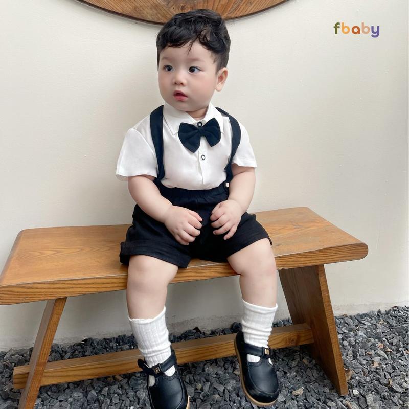 Set Công Tử Yếm Trắng Dự Tiệc Thôi Nôi FBABY Gồm 4 Chi Tiết Áo Chất Liệu Thô Đũi Phối Quần Kaki Cho Bé Trai 7-16kg