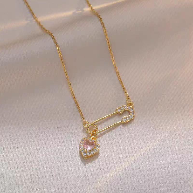 Safety Pin Necklace with Heart Charm Pink Crystal Hearts Pendant Paperclip Necklace for Woman Hollow Pin Heart Chains Choker 5