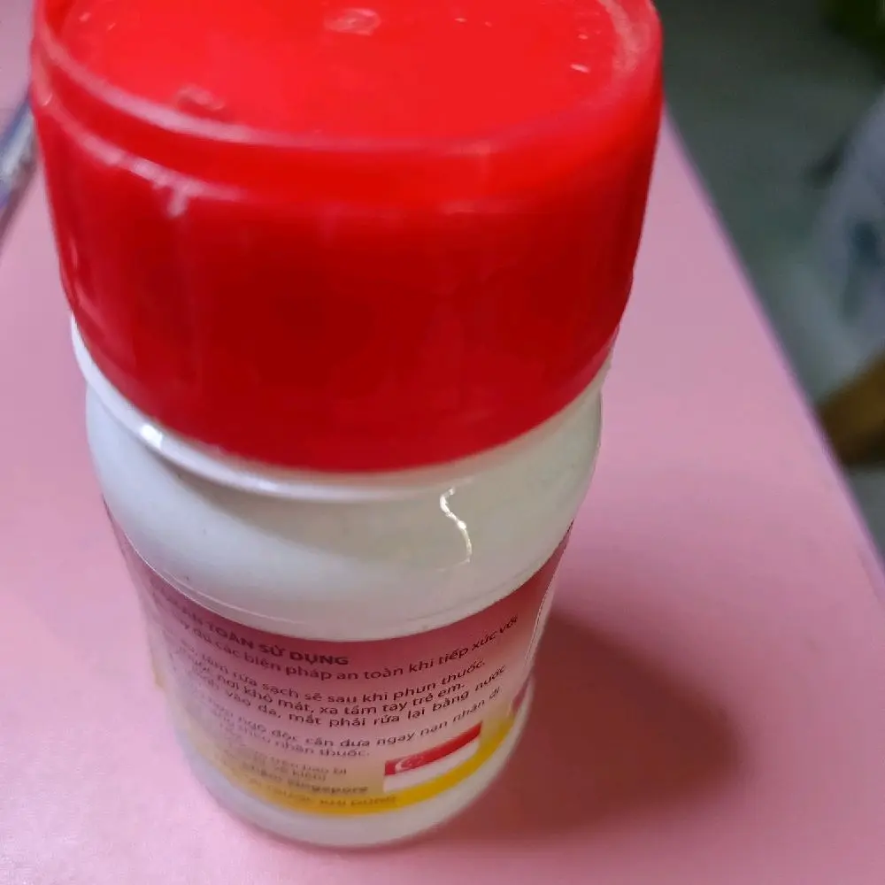 Nắp đỏ 100ml.Giúp bám dính lên cây trồng