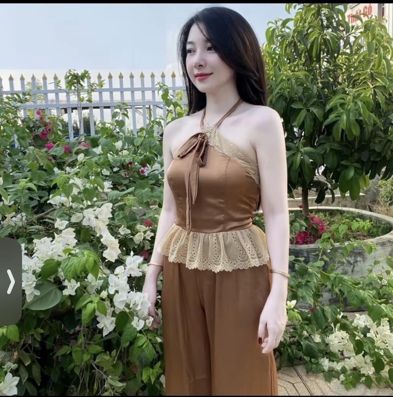 Product Introduction of Bộ lụa yếm phối ren, lụa latin mềm, mịn ko nhăn. Quần có túi freesize cho chị e từ 40-58kg Áo 3