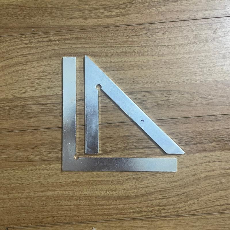 Thước ke góc 45 độ và 90 độ, được làm từ thép mạ crom chống gỉ, dày dặn