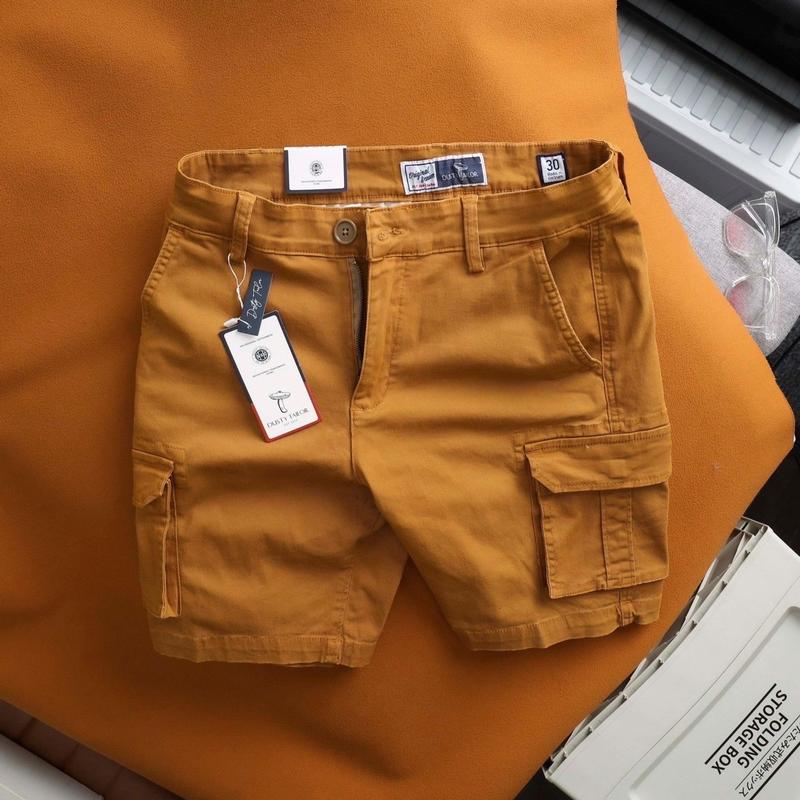 Quần Kaki Túi Hộp Dusty Tailor chính hãng, vải cotton pha thun co giãn nhẹ, dày dặn và thoáng mát, form regular, bảng màu retro Menswear, quần short Nam có túi khóa kéo thường