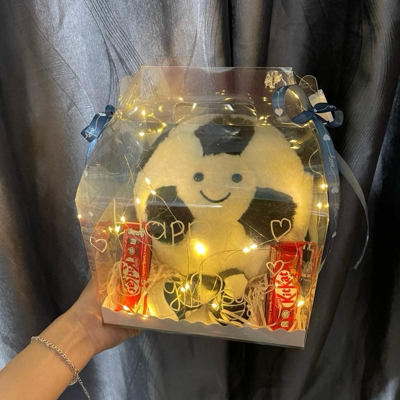  Hộp mica gấu bóng đá 25cm kèm kẹo kitkat tặng các bạn nam vào ngày sinh nhật  ngày kỷ niệm  ngày lễ  shop tặng kèm nháy và thiệp 