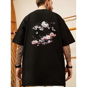 メンズブラック桜月プリントTシャツ - 100%コットン、半袖、ラウンドネックのカジュアルシャツ。通常使用い、ギフト、四季を通じた快适なお気に入りに最适。洗う濯機で洗えるデジタルプリントデザイン。