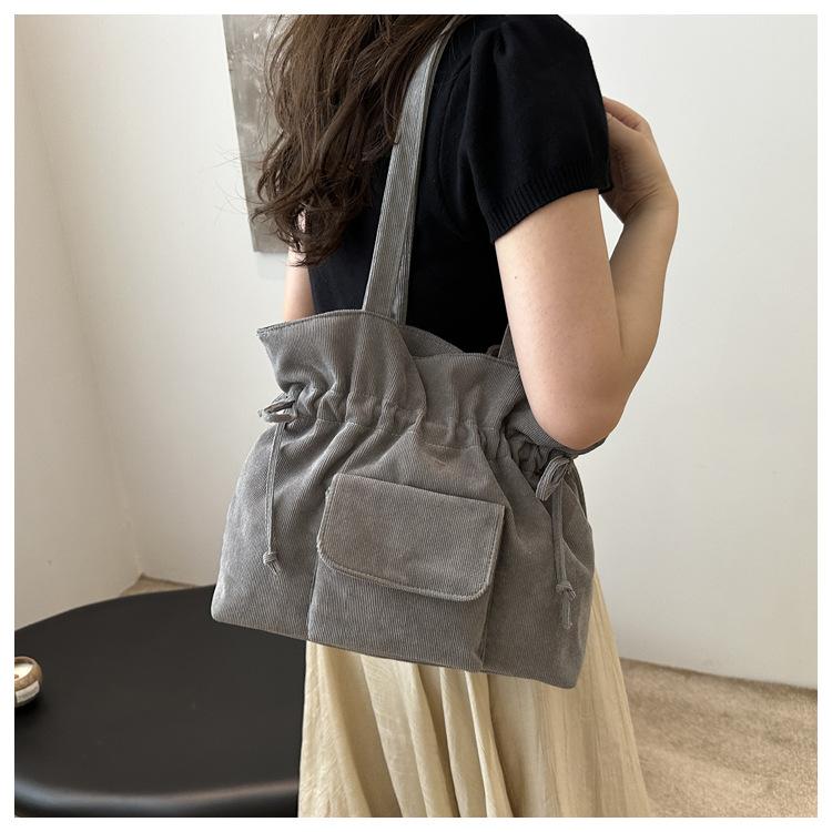 Product Introduction of New Korean Style Simple Shoulder Bag for Women with Drawstring Design, Fashionable Niche Commuter Underarm Bag, Elegant Versatile Handbag 27