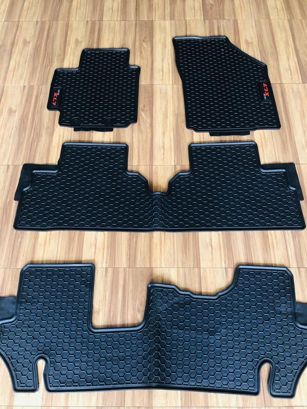 Thảm lót sàn cao su đúc xe Suzuki XL7/ XL-7 /ENTIGA LOGO SUZUKI mẫu 3 hàng ghế, hàng không mùi cao cấp - Nissin tổ ong