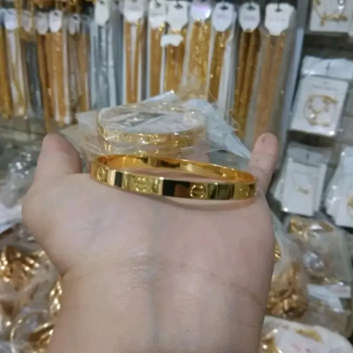 Gelang tangan titanium Emas perhiasan wanita Anti karat Perempuan Pelapisan Logam Kulit
