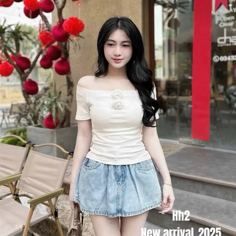 ￼Áo thun nữ cộc tay trễ vai form ôm tôn dáng, hoa trà đính trước ngực điểm nhấn xinh xắn, hot hit có thể giặt máy xxl áo thun