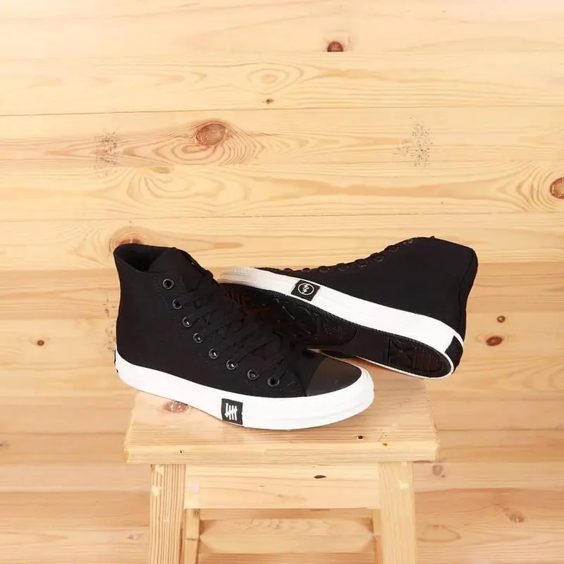 Sepatu  Sneakers LEE POURE Model Terbaru 2024 Untuk Pria Wanita Warna Hitam sepatu conv Sepatu cowo keren buat gaya Casual Shoes Kerja 1