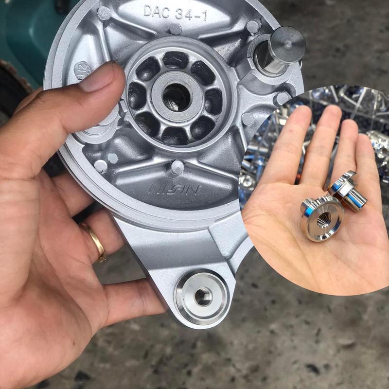 Khâu má đùm sau Inox304 CNC ( tặng kèm ốc Salaya ) Honda - Yamaha