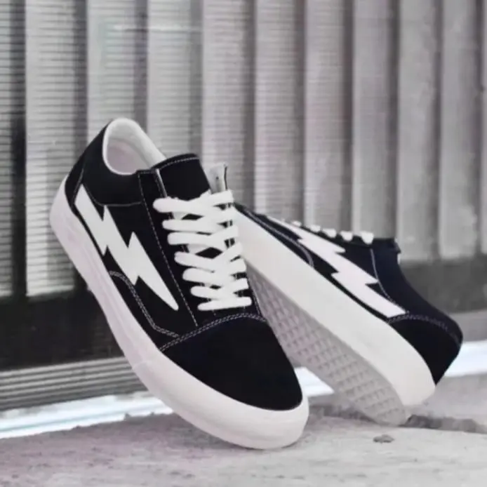 Alessha. Sepatu Sneakers Pria Terbaru Sepatu Sneakers Casual Pria Trendy produk Lokal