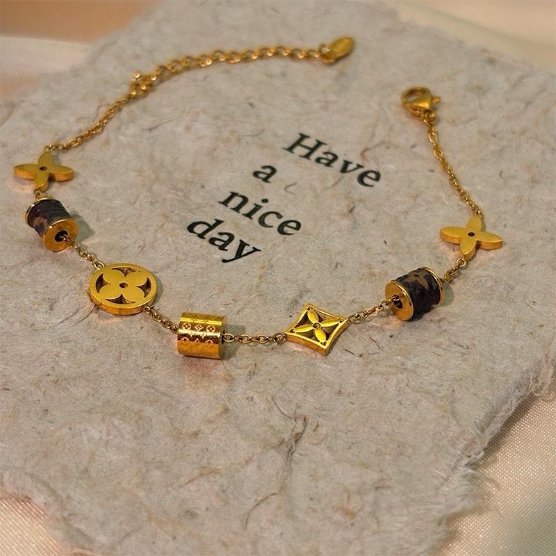 Vòng tay titan thiết kế họa tiết cỏ 4 lá sang trọng thiết kế 2 màu