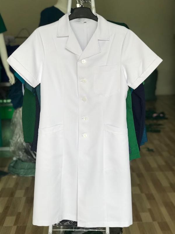 Áo blouse bác sĩ nữ ngắn tay chất liệu kaki nhật là dòng vải cao cấp dày dặn và vải cực kì mịn