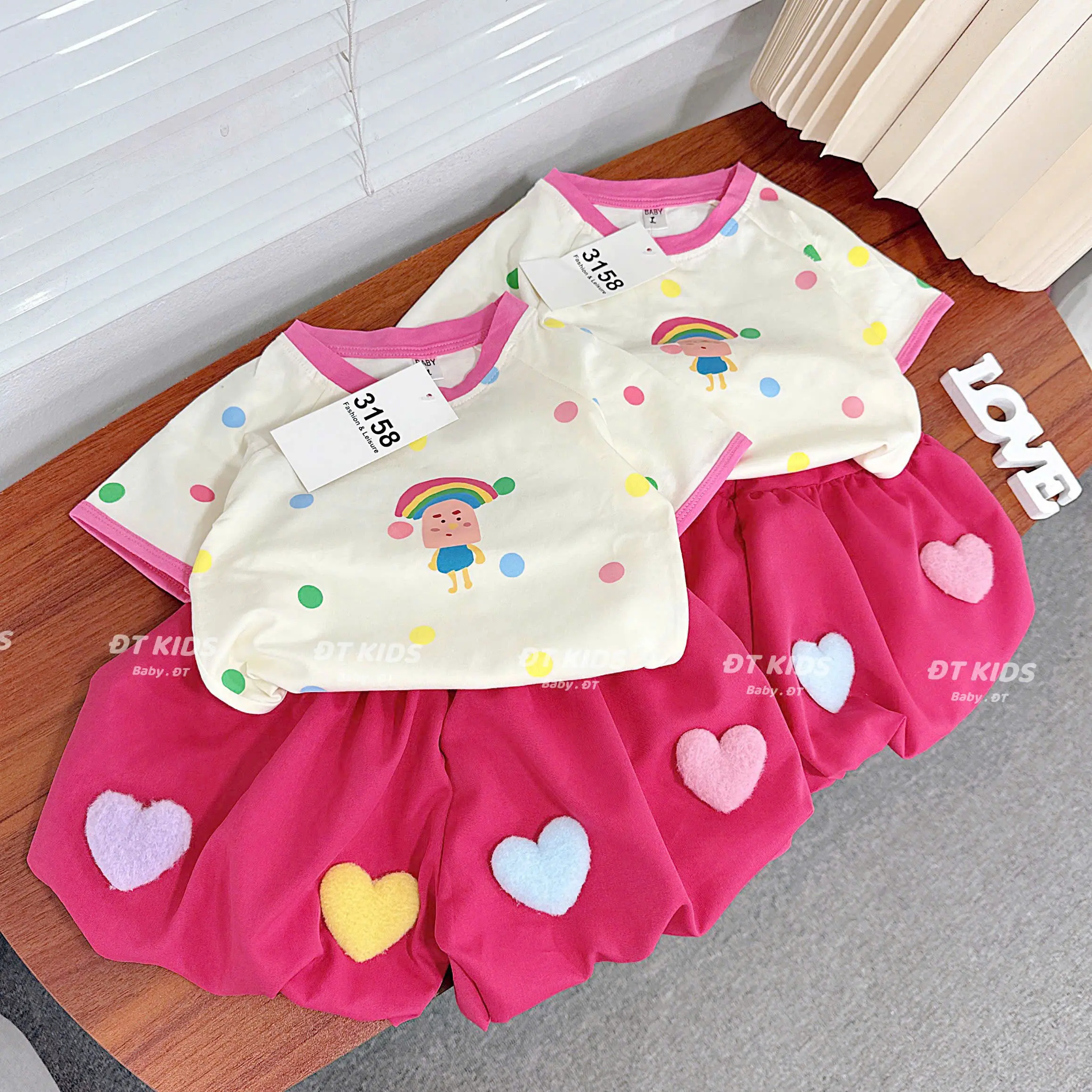 set bộ bé gái áo thun họa tiết chấm bi kèm chân váy bí ngô đính hình trái tim chất vải xịn xò