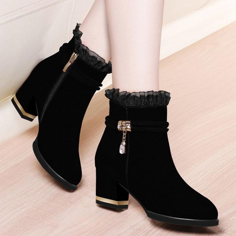Product Introduction of Bốt Ngắn Cho Nữ, Gót Chunky, Giày Cho Mẹ, Hàng Mới Về Mùa Thu 2024, Màu Đen, Dễ Phối Đồ, Bốt Cotton Dày, Dành Cho Nữ 5