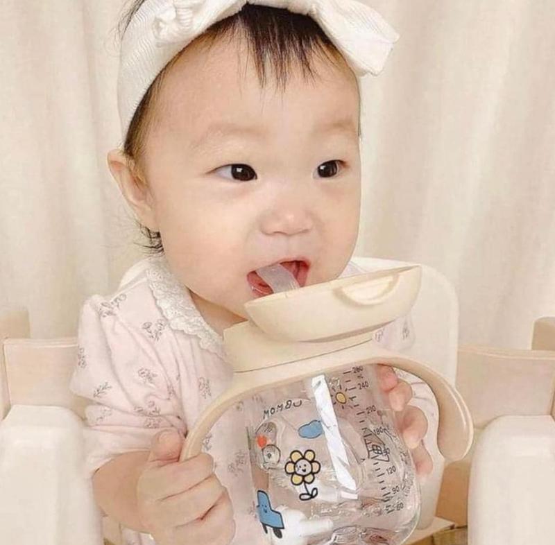 [Có QT]- Bình hút nước, hút sữa chống sặc cho bé Ubmom Hàn Quốc 260ml, có nắp bật và tay cầm dễ thương 4