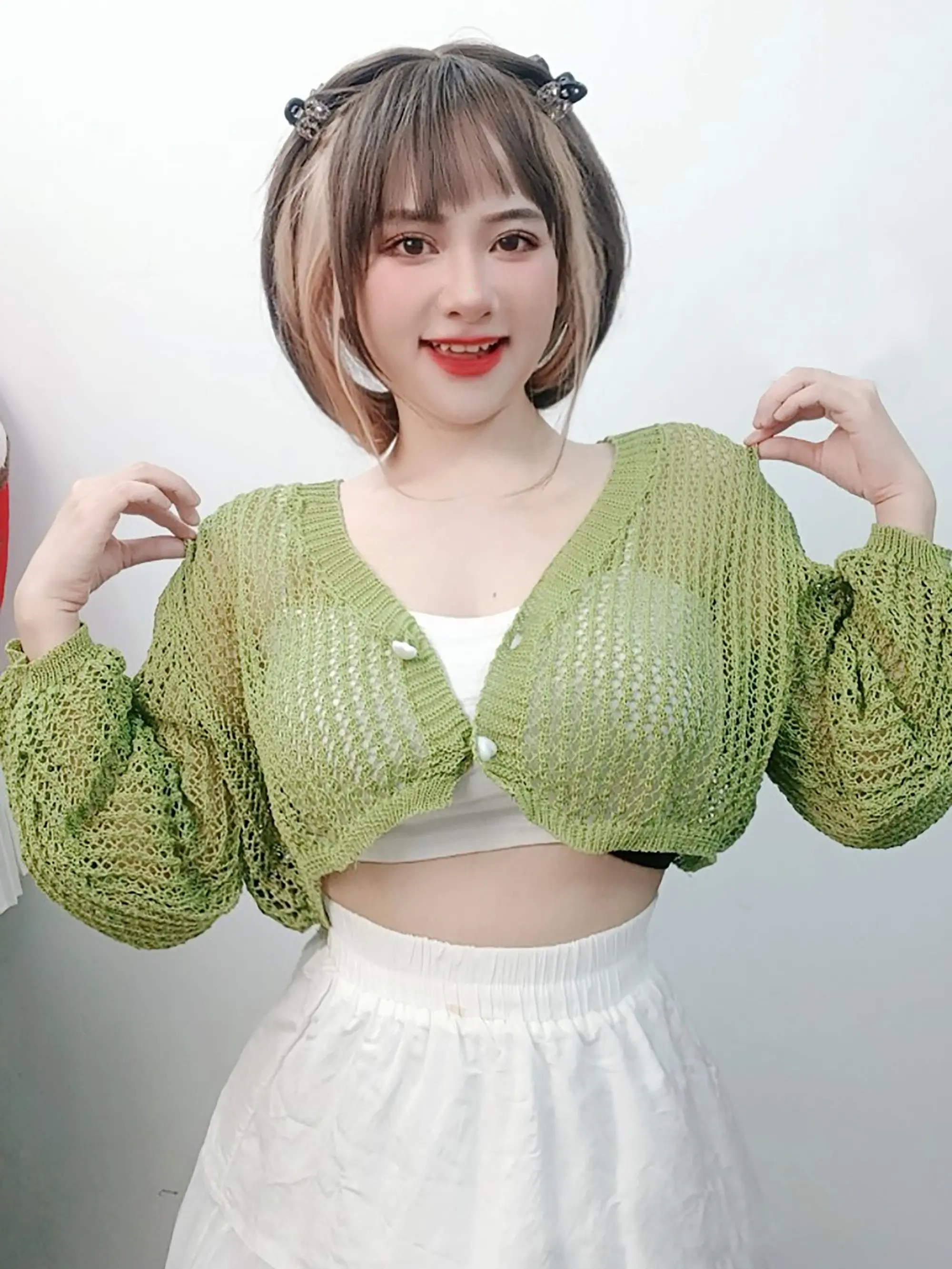 Áo khoác lửng,chất len dệt kim nhấn nút tim kết hợp được nhiều kiểu xinh, phù hợp dạo phố đi biển