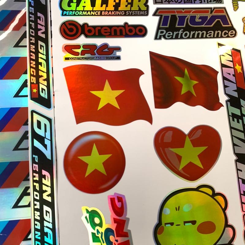 Tem dán đa vị trí dán theo sở thích phù hợp với tất cả các dòng xe, combo 55k/21 tem gồm 2 tem biển số tự chọn. Tem dán xe đổi màu phản quang ( tem lỗi nhắn tin trực tiếp cho shop 1 bù 1 ạ)