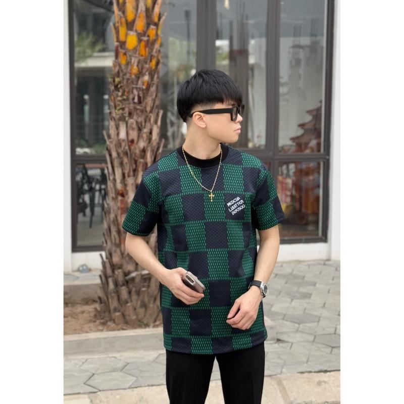 Áo phông caro xanh thêu hình chất vải cotton dệt co dãn