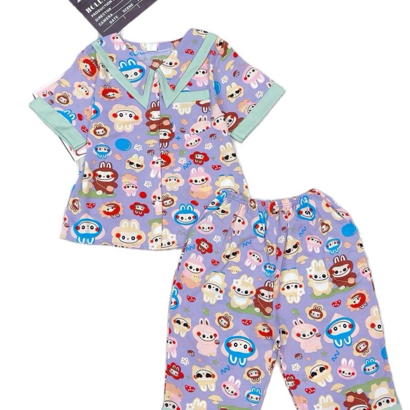 MÃ37: 22-48kg. Bộ pijama quần lửng CỔ 2 LÁ NHỌN   tiểu thư hoạ tiết labubu hottren . Chất liệu mango mềm mịn không nhăn. Đồ mặc nhà size đại cho bé gái thoáng mát thấm hút mồ hôi bé  tiên đồ  bộ  pijama  cho  bé  gái  30  đến 7