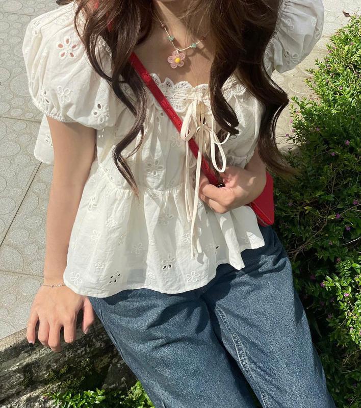 Áo kiểu nữ Mochi dáng babydoll form ngắn chất thô ren thêu hoa viền cổ bèo thắt nơ - Women, Top