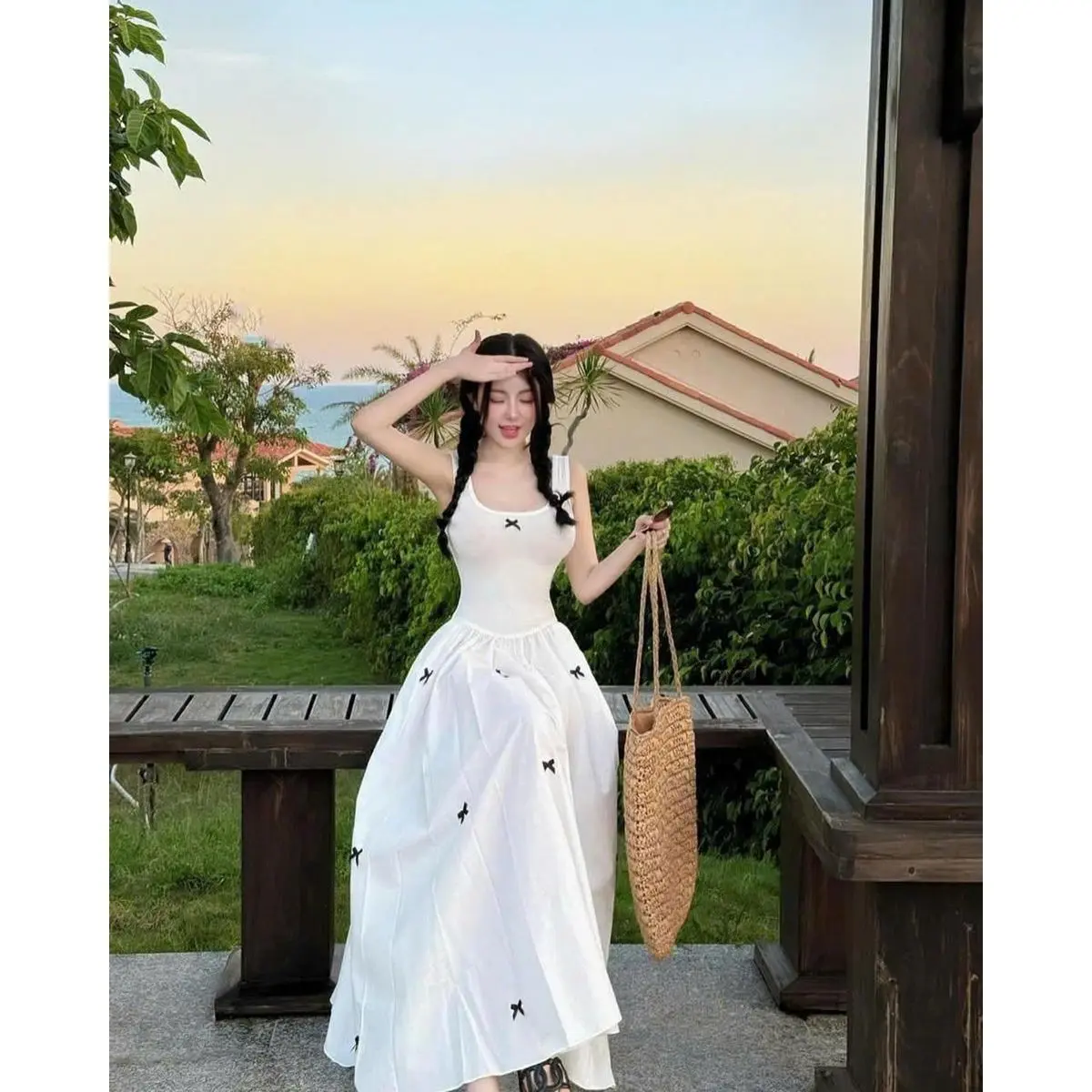 BEVEDA Đầm Dài Xoè Sát Nách Đính Nơ (Có Bra) - Chất Liệu Gân Tăm Phối Kate Lụa Mềm Mịn, Kiểu Dáng Xoè Thanh Lịch, Phù Hợp Dáng Người Dưới 53kg, Thiết Kế Tinh Tế, Duyên Dáng