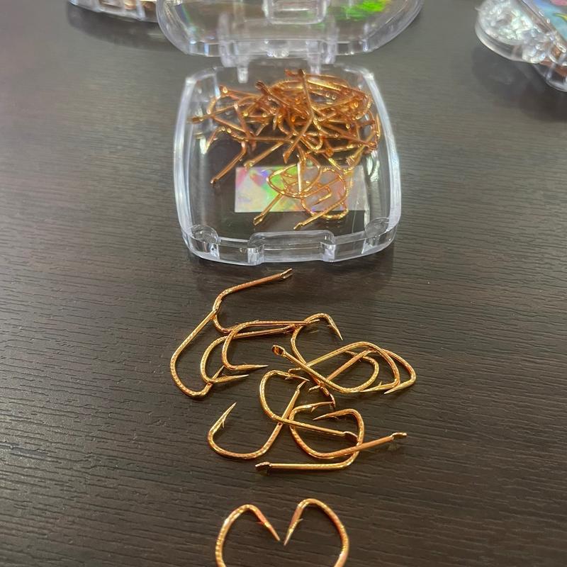 Lưỡi câu nanh sói vẩy rồng Toro Surati mới nhất của Toro, lưỡi màu vàng có ngạnh và lưỡi màu trắng không ngạnh