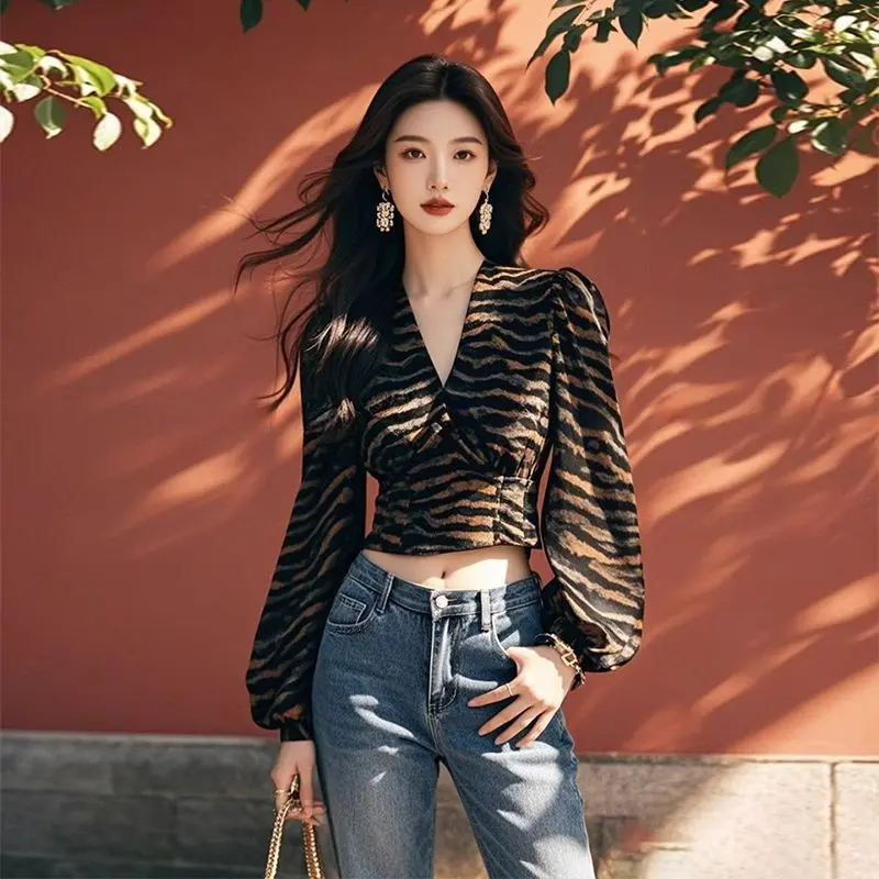 Áo Sơ Mi Nhỏ Sang Trọng Và Đẹp Mắt, Họa Tiết Da Báo, Cổ Chữ V, Dài Tay, Phong Cách Hàng Triệu Phong Cách Ngầu Cao Cấp, Thích Hợp Cho Phụ Nữ, Áo Khoác Đầu Thu 0