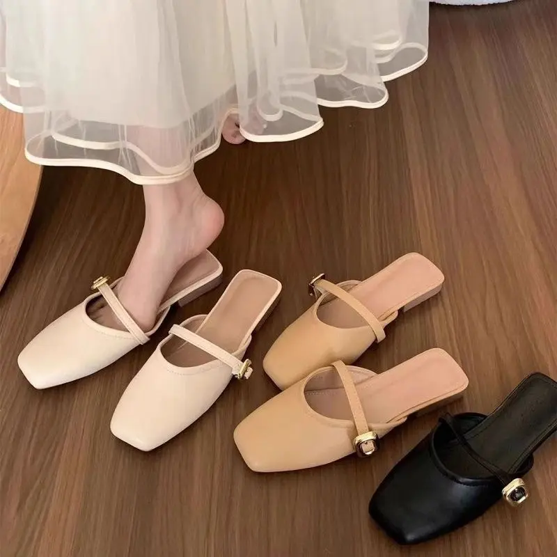 Dép đế bằng, mũi vuông, có dây đeo ngang, nút cao su