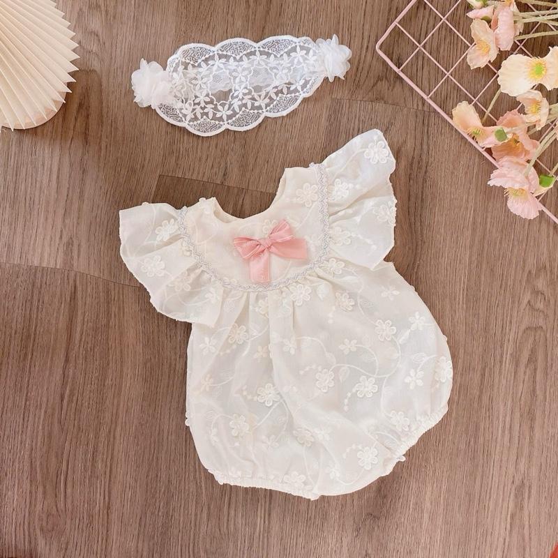   ĐỘC QUYỀN  Bodysuit Cho Bé Chất Thô Boi Kem Hoa Nổi Cổ Nơ Hồng Kèm Turban Ren Hoa Xinh Xắn 