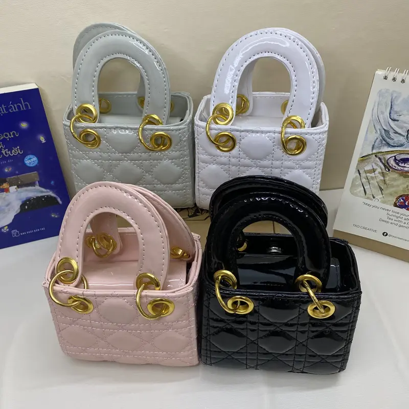 [Size 15cm]Túi Da Bóng phụ kiện vàng kèm chùm móc 4 chữ xinh xắn Bag nữ đi chơi đi tiệc sang chảng Kem Nhung 1