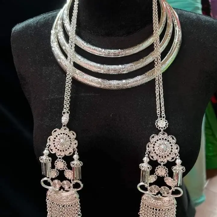 Vòng cổ nữ.