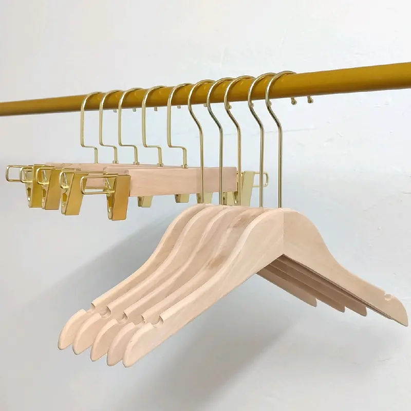 móc gỗ mộc không sơn đầu móc mạ vàng xoay được 360°, chuyên dùng cho shop thời trang,... 1