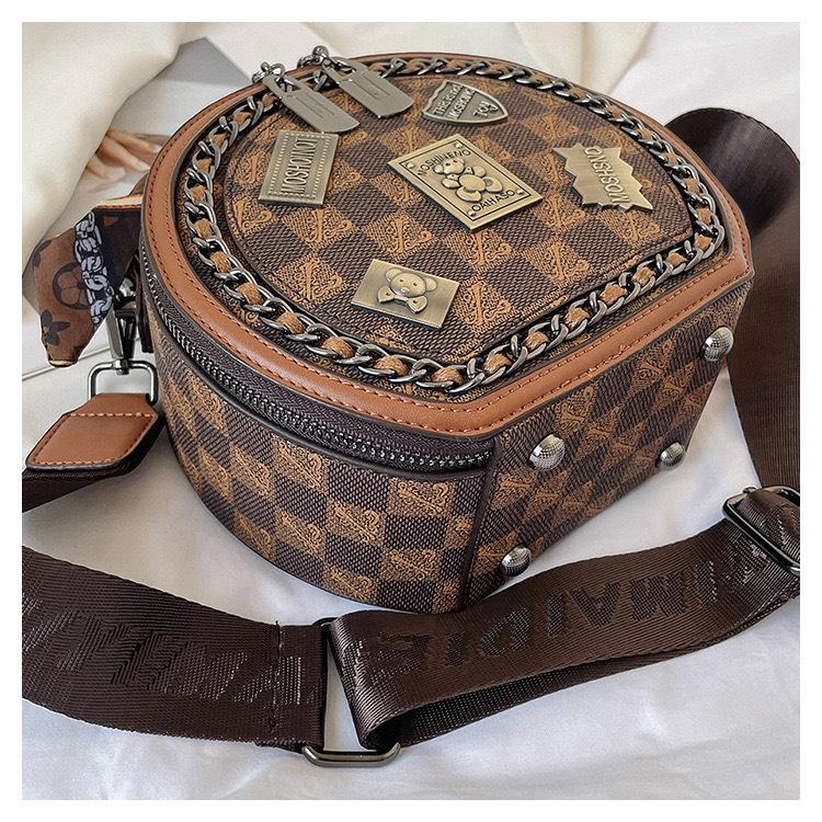Product Introduction of Túi cốp tròn charm gấu sz20 928 6