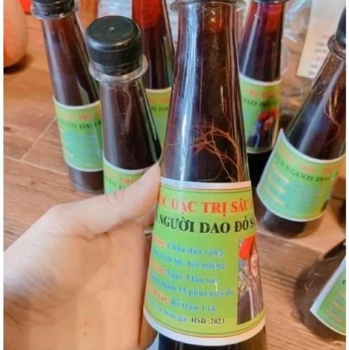 thuốc trị sâu răng của người dao đỏ thể tích một chai 300ml.trẻ con người lớn đều dùng được hết.cách dùng ngậm súc trực tiếp...