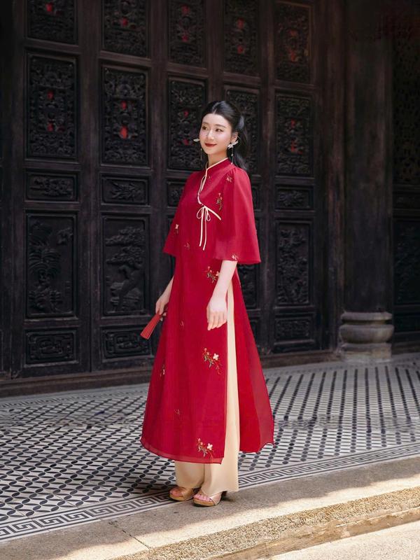 Cira Boutique Áo Dài Nữ Cách Tân Tơ Thêu Hoa Đỏ Dáng Suông Cổ Viền Phối Quần Lụa AD0993