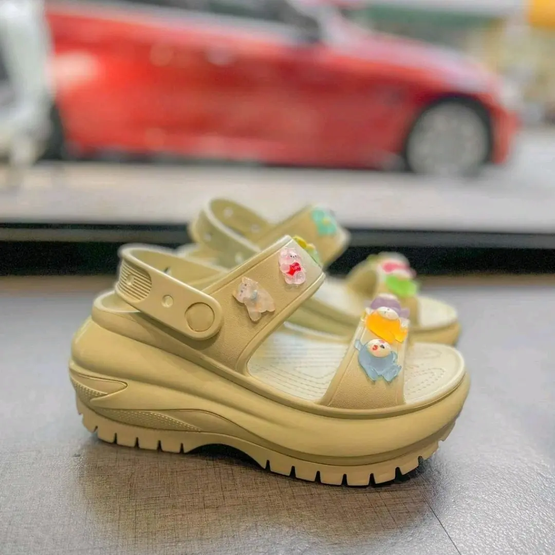 Dép SANDAL CLASSIC MEGA CRUSH viền bóng đế cao 8p-tặng kèm 14 charm siêu xinh!!