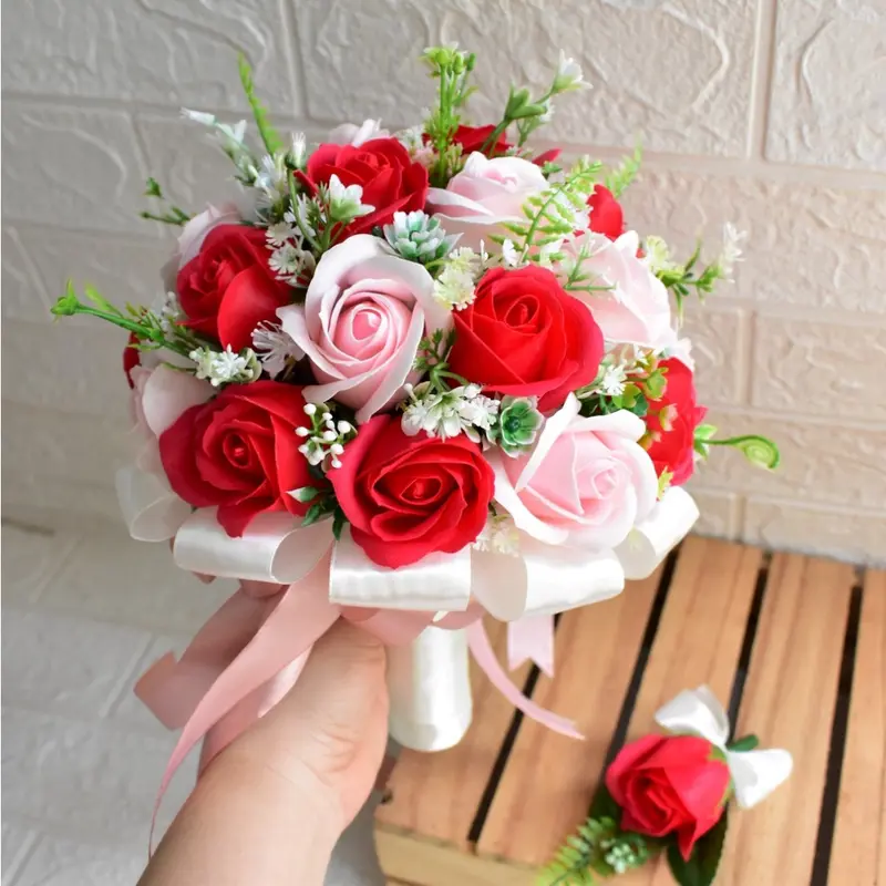 BÓ HOA CƯỚI CÔ DÂU CẦM TAY HOA HỒNG SÁP HỒNG NHẠT PASTEL, CHỤP HÌNH CƯỚI. TẶNG KÈM 1 HOA CÀI ÁO CHÚ RỂ 3