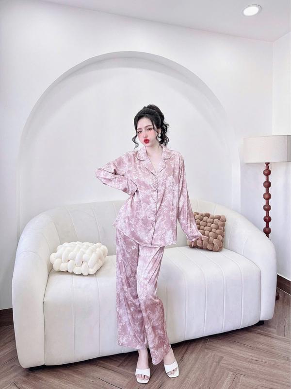 Đồ Bộ Pijama Dành Cho Nữ, Lụa Latin Mịn, Tay Dài Quần Dài (Dài Tay), Thoáng Mát, In Loang Màu Hồng, Cổ Vest 5 Cúc Bọc Vải ,[Size 45kg-60kg, 61kg-75kg] Bigsize