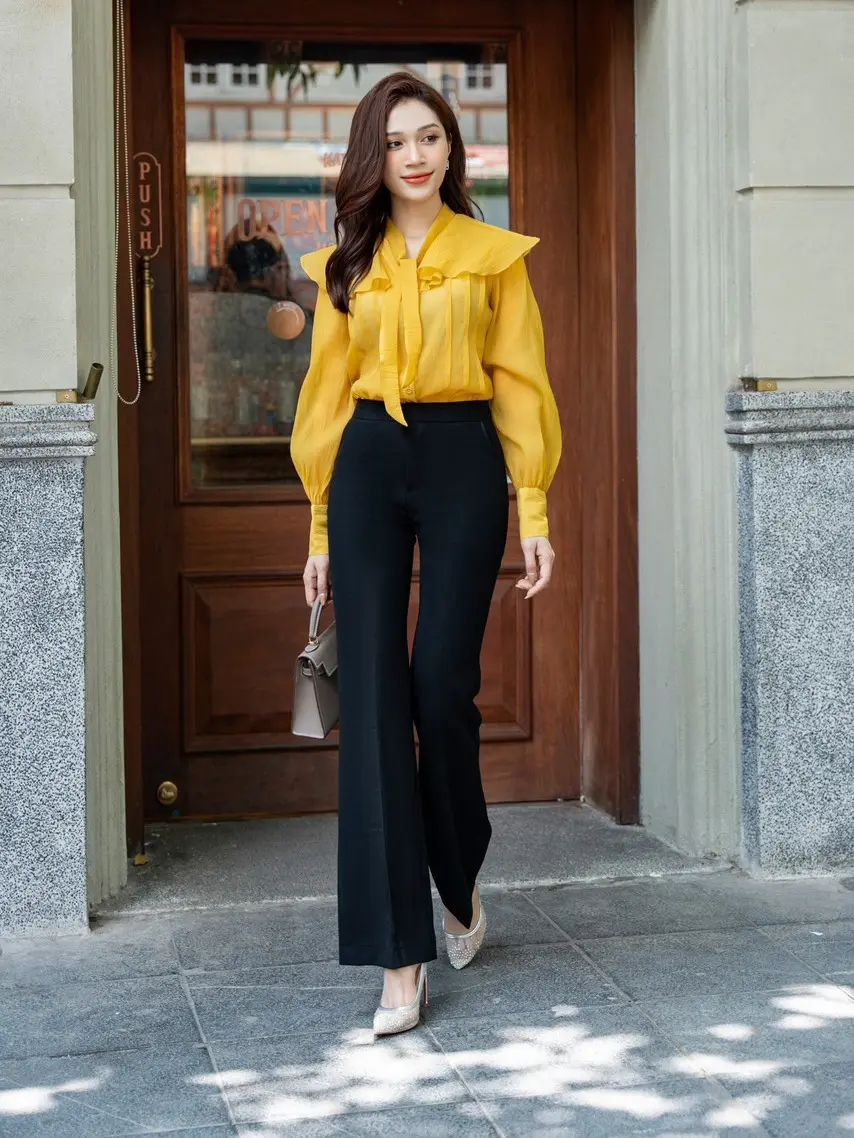 Quần ống loe NGOC ANH TRAN cạp cao màu đen