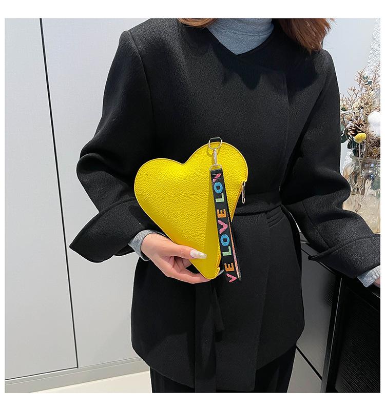 Product Introduction of Special-Interest Design Love 2024 Winter New Good-looking This Year's Popular Coin Purse Clutch Korean Women Bag Tide 7