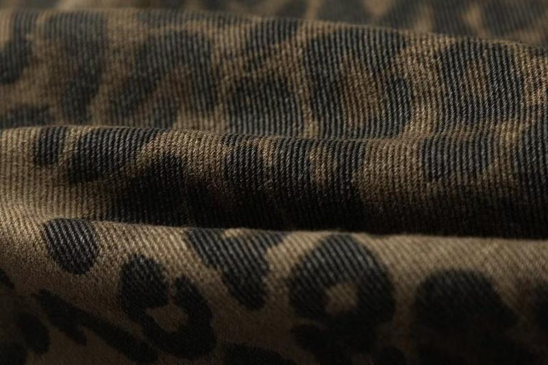 Product Introduction of 2025 New Vintage American Style Leopard Print Jeans - Loose Straight Leg Unisex Retro Pants | Trendy Casual Streetwear for Men & Women 5