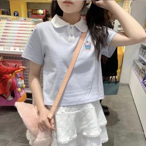 Kemeja polo gaya Korea baharu untuk musim panas. T-shirt lengan pendek dengan jalur bersulam, gaya manis dan moden.