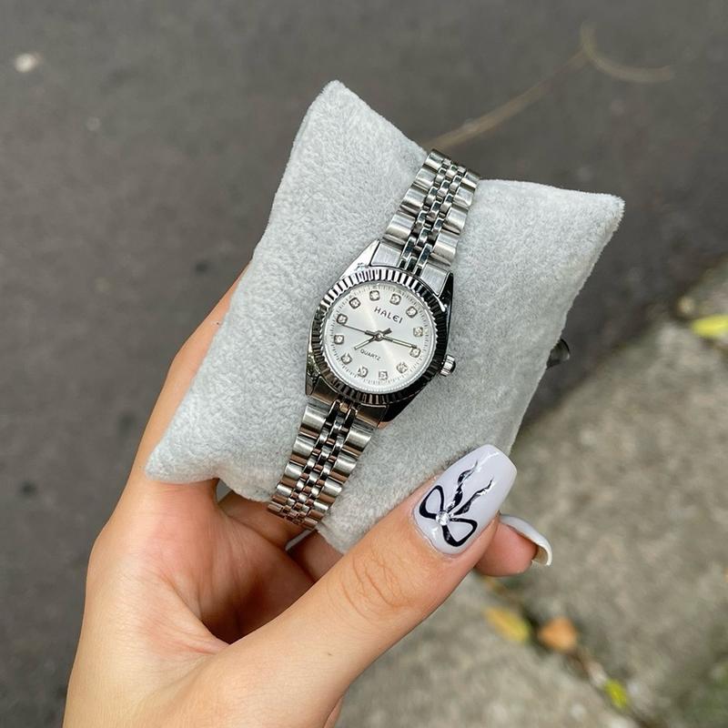 Đồng hồ nữ Halei dáng date viền vạch, mặt số đính đá, màu vàng sang trọng, cổ điển